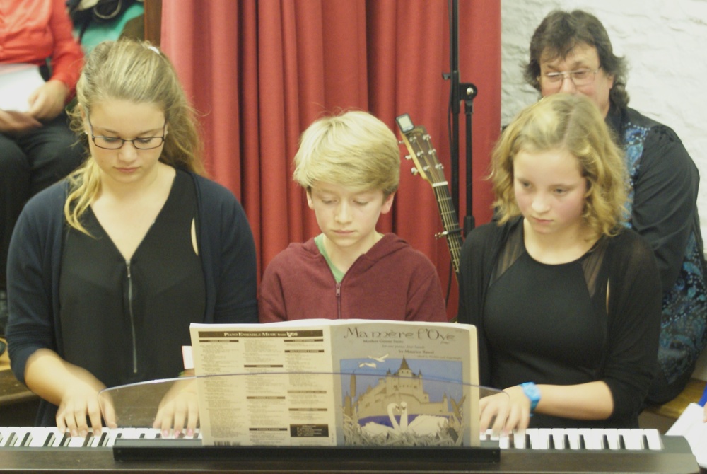 Phoebe & Jack Thomas with Izzy Farndon-r