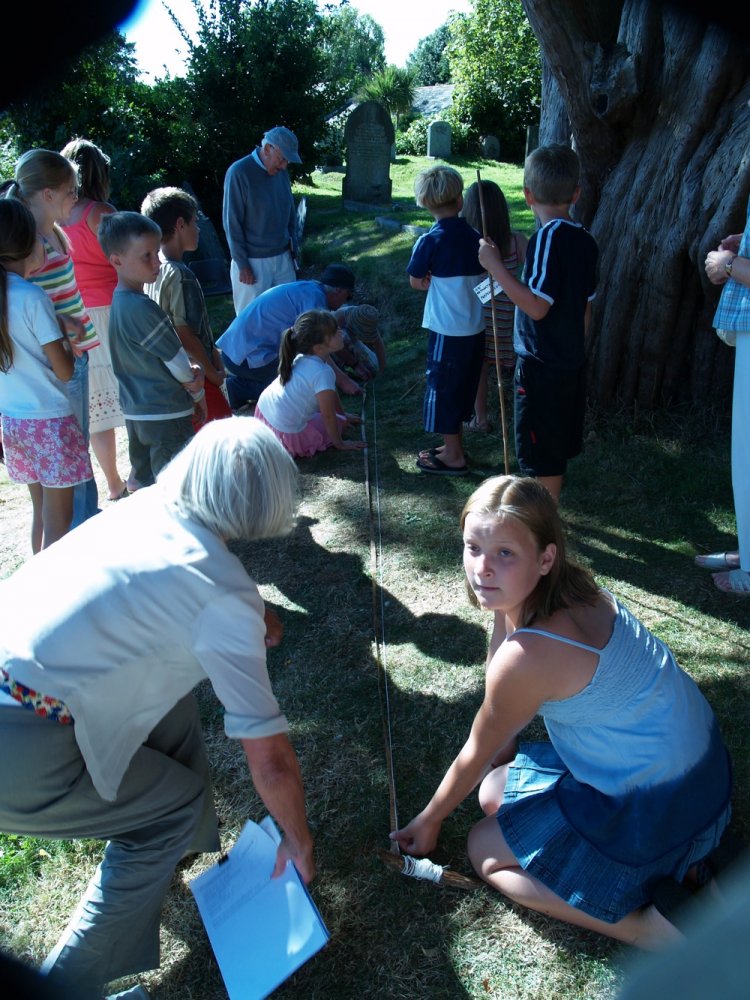 Measuring the Yew Tree with Di, Barry & Mike-r