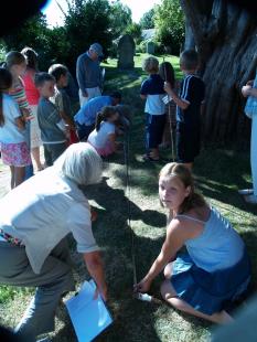 Measuring the Yew Tree with Di, Barry & Mike-r