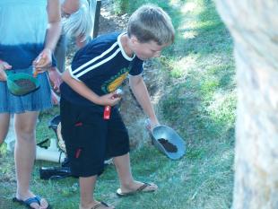 Planting - Spreading something 1-r