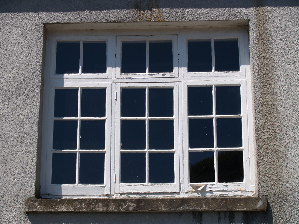 *Window in south wall 1-r