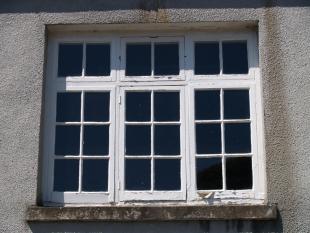 *Window in south wall 1-r